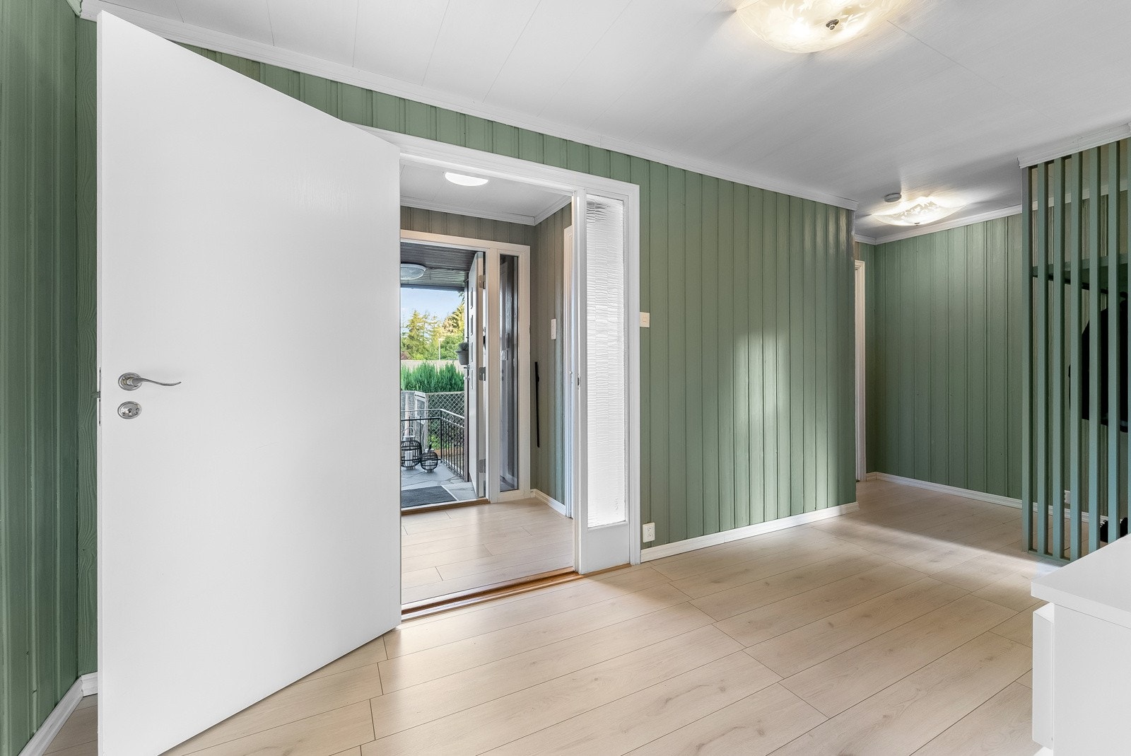 Pent oppmalt gang med adkomst til soverommene, badet og stua. Galleribilde