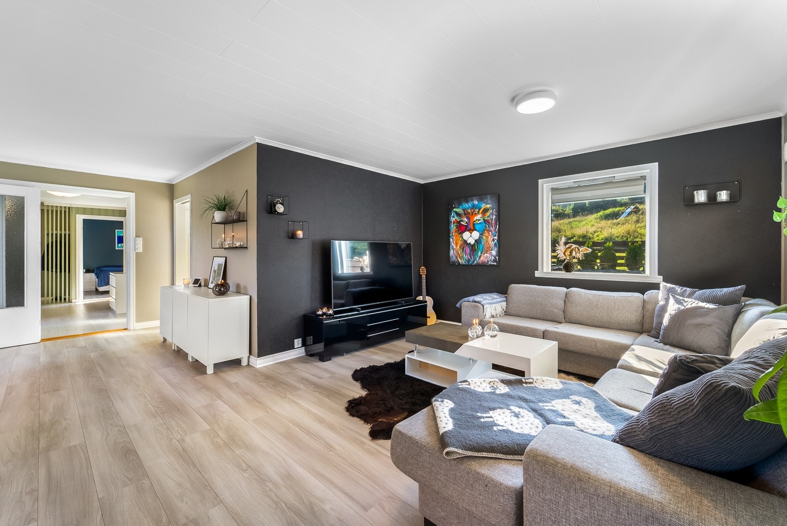 Stuens utforming gir rom for møblering i soner. Galleribilde