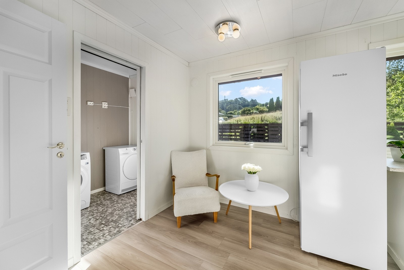 Adkomst til vaskerom fra kjøkkenet, samt til et lite toalettrom. Galleribilde