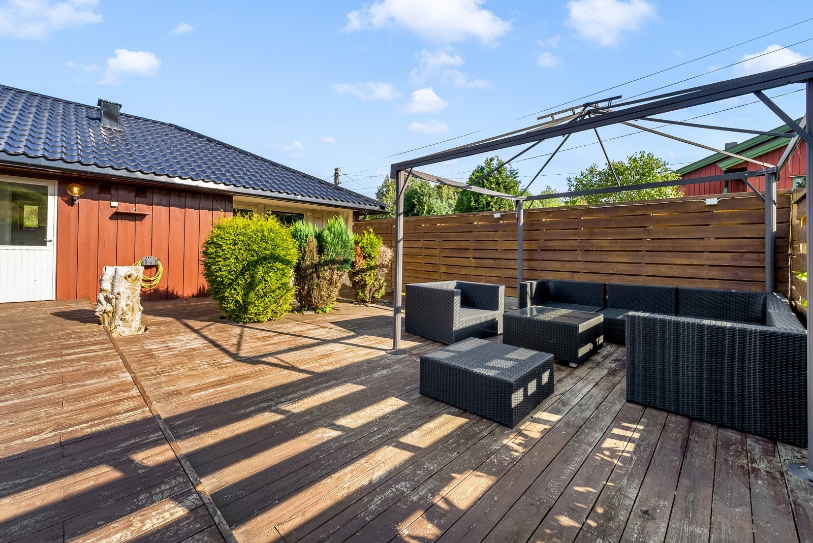 Solrik terrasse bak huset med mye boltreplass. Galleribilde