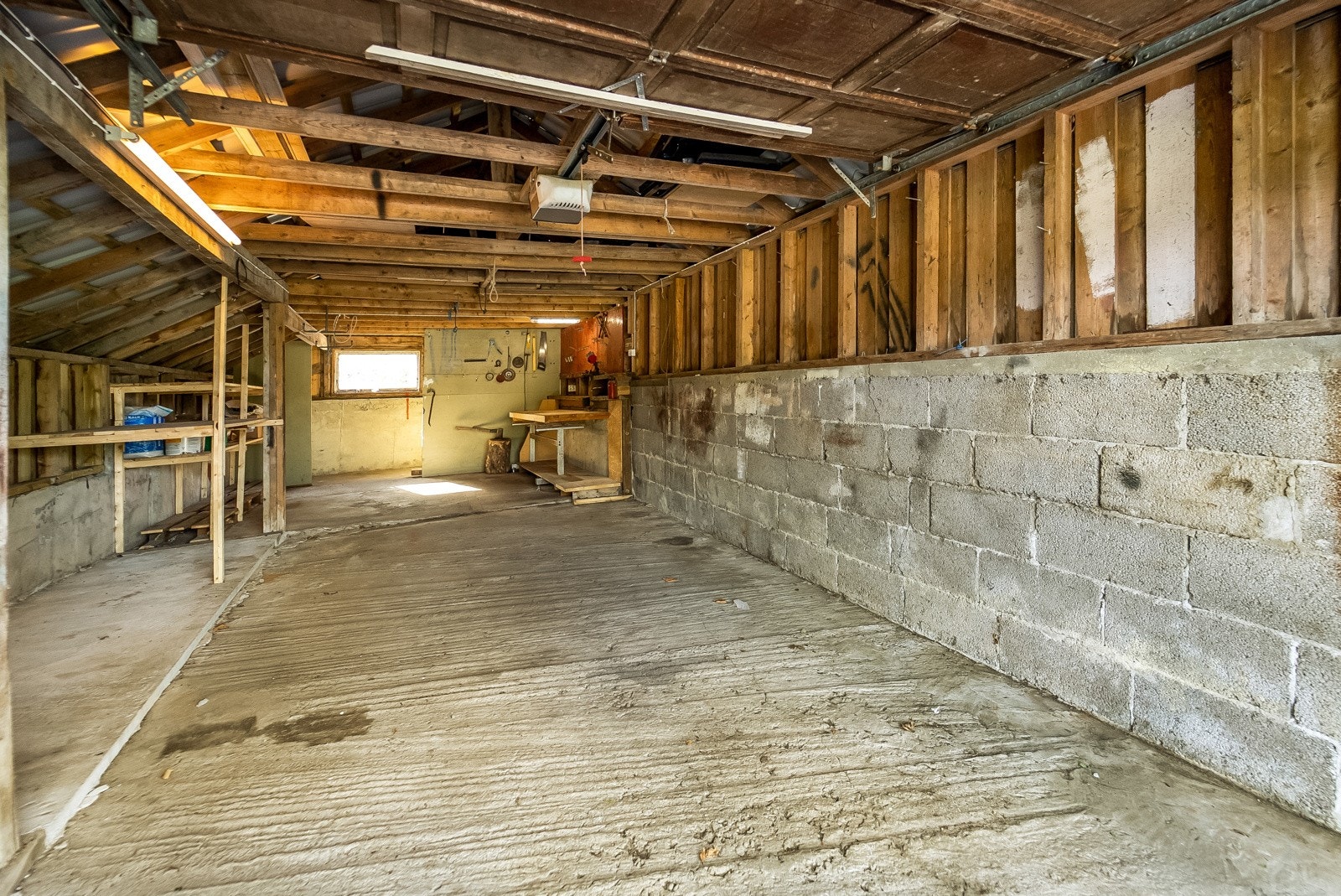 Inne i garasjen. Galleribilde