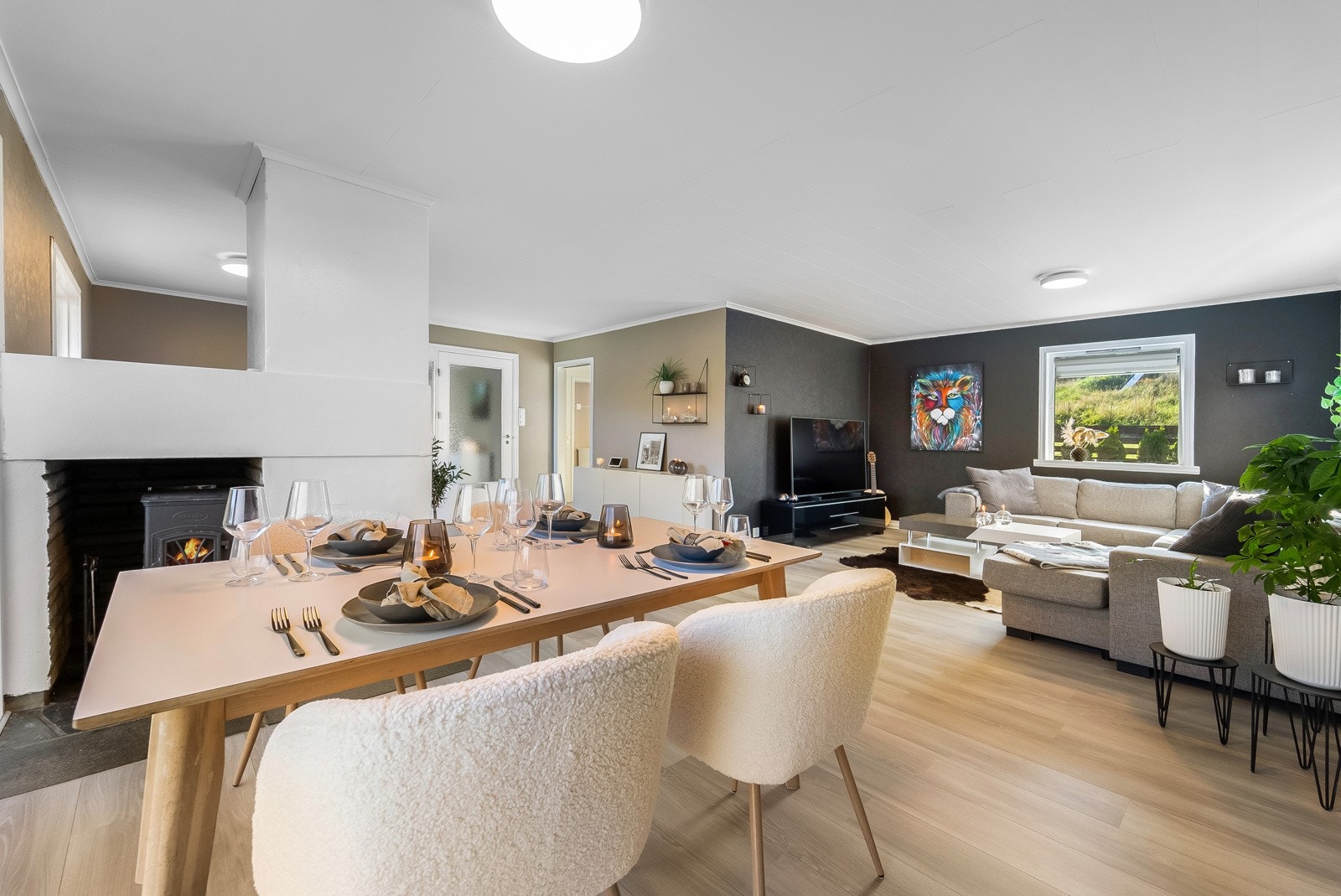 Plass til å anrette med langbord ved spesielle anledninger. Galleribilde