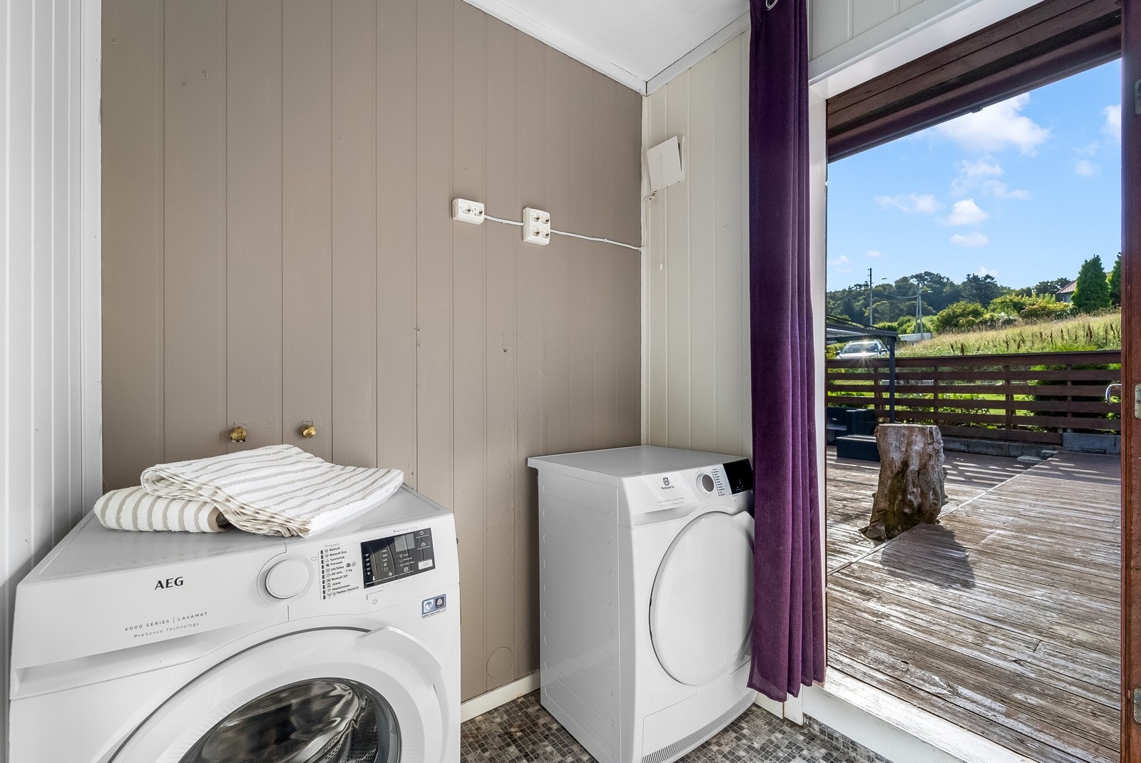 Direkte adkomst ut til bakhagen fra vaskerommet. Galleribilde