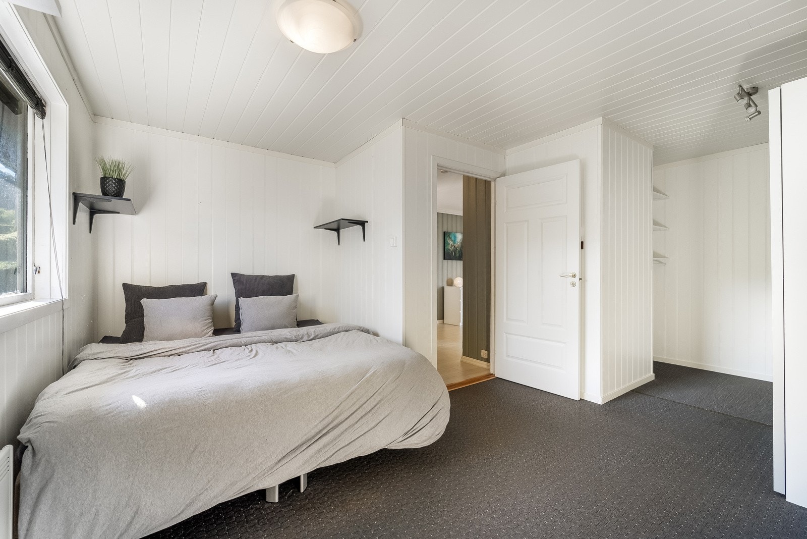 Stort soverom i hovedetasjen. Soverom 1 av 3. Galleribilde