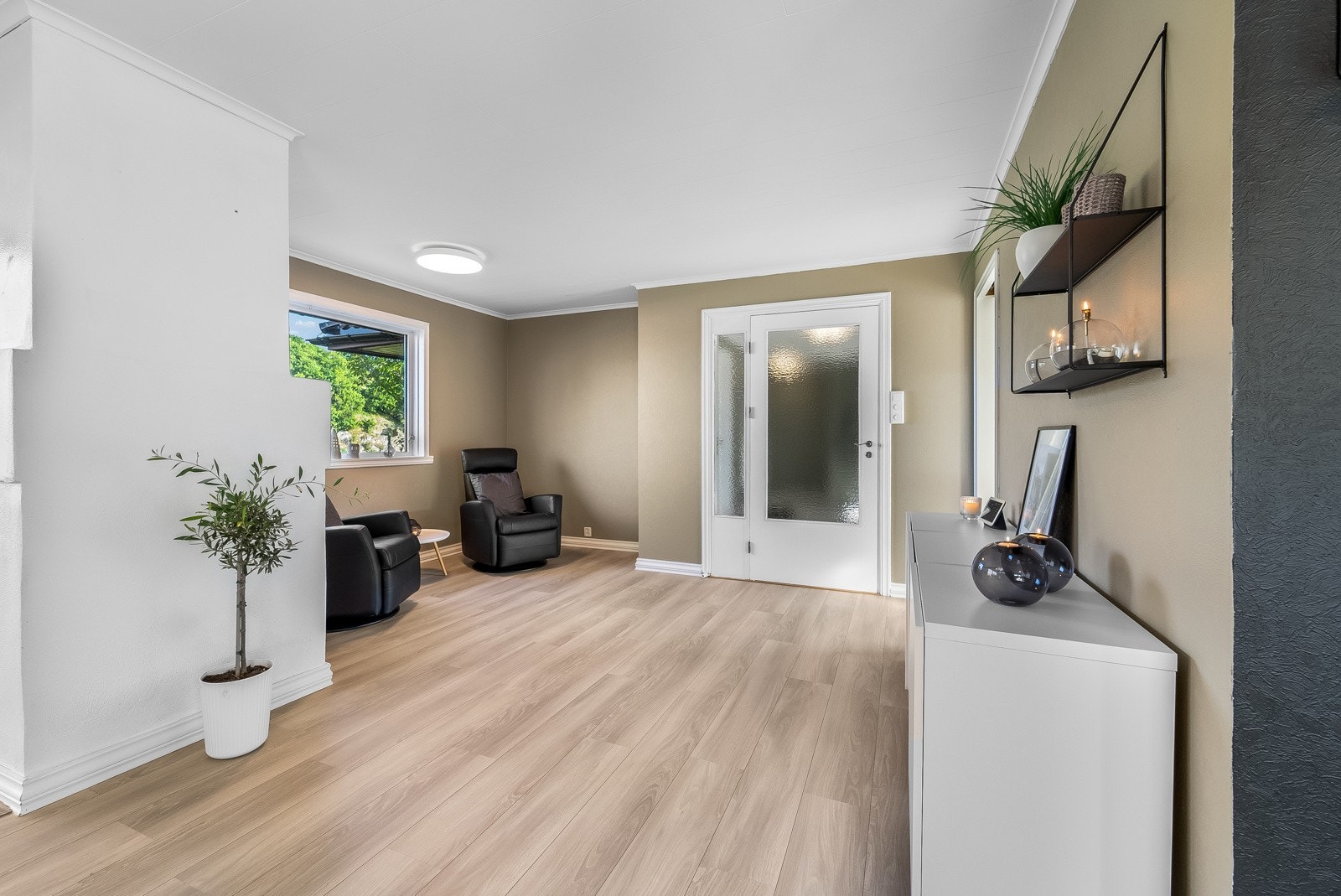 Lys og trivelig stue med flere møbleringsmuligheter. Galleribilde