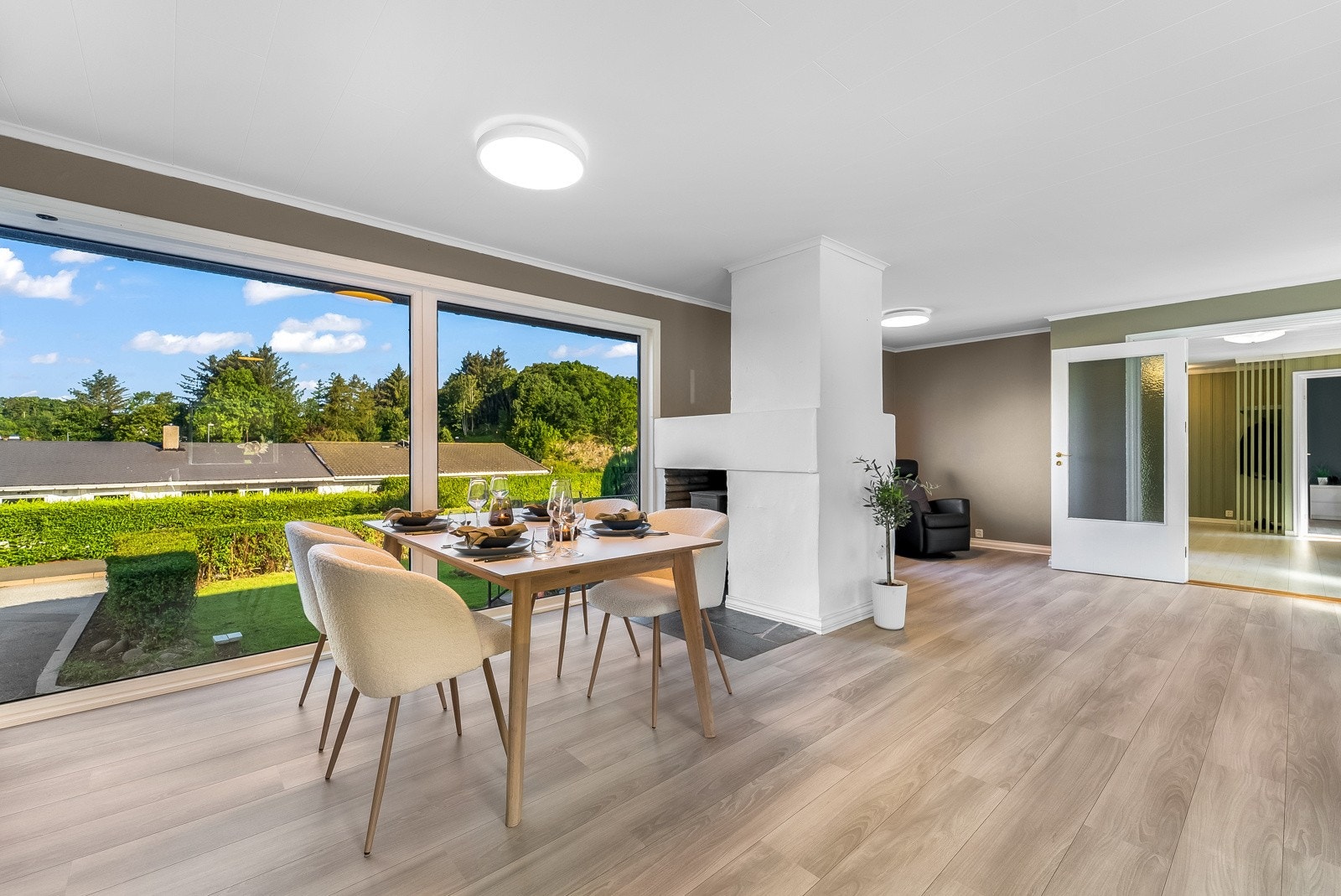 Stuen har gjennomlysning og adkomst direkte til kjøkkenet. Galleribilde