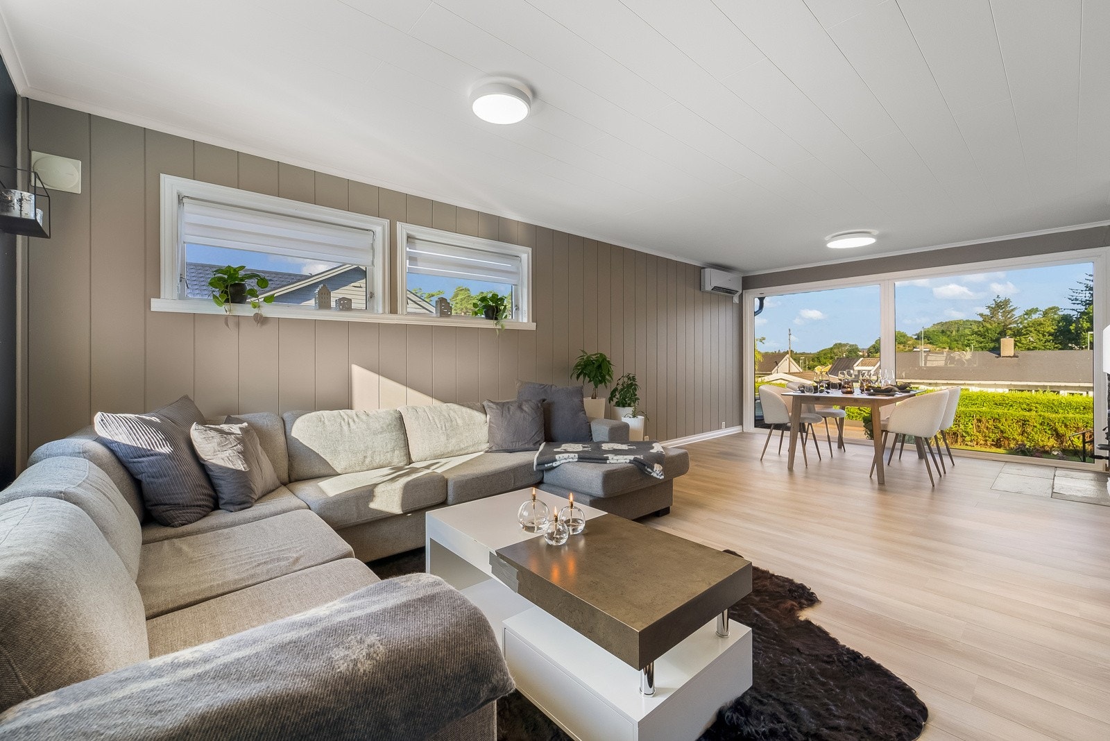 Trivelig innredet stue med store vindusflater som gir godt med lys inn. Galleribilde