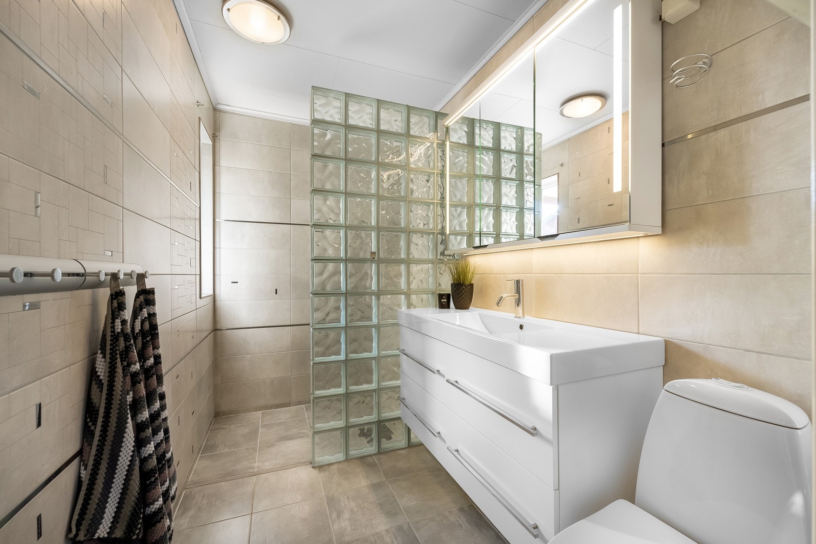 Pent fliselagt bad med varmekabler i gulv. Galleribilde