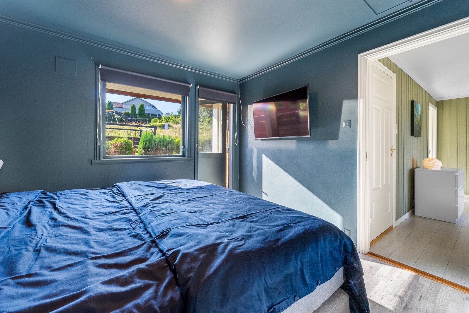 Hovedsoverom med utgang til terrassen. Soverom 2 av 3. Galleribilde