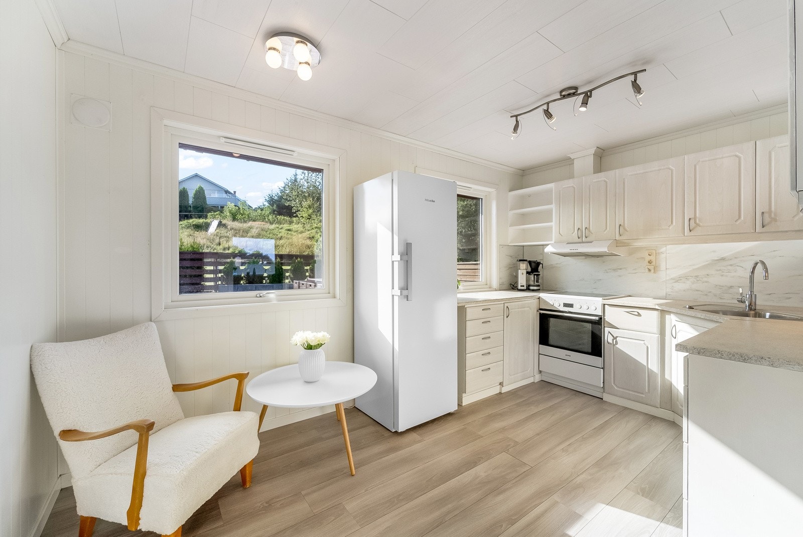 Plass på kjøkkenet til spisebord. Galleribilde