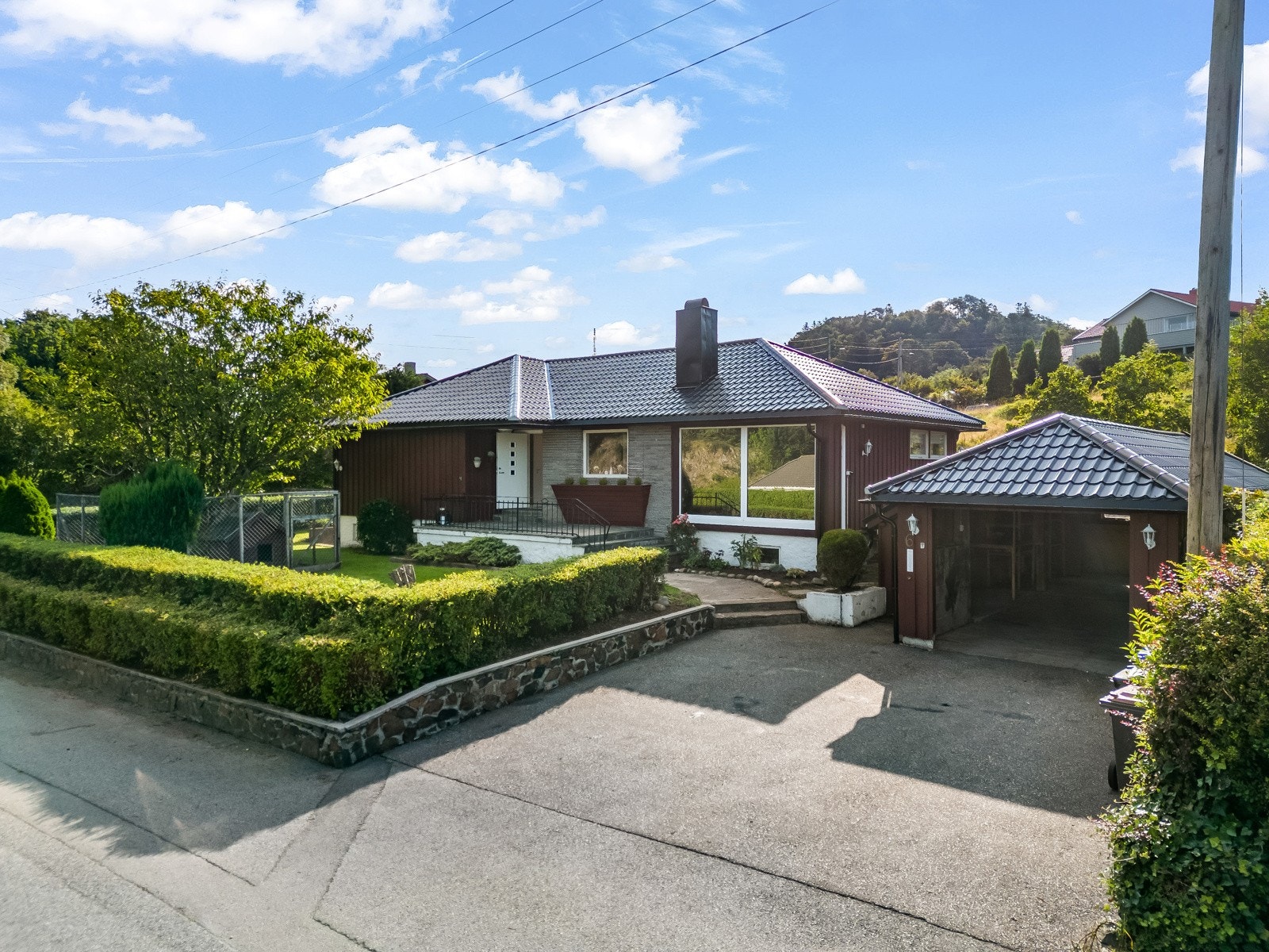 God plass på tomta til parkering. Galleribilde