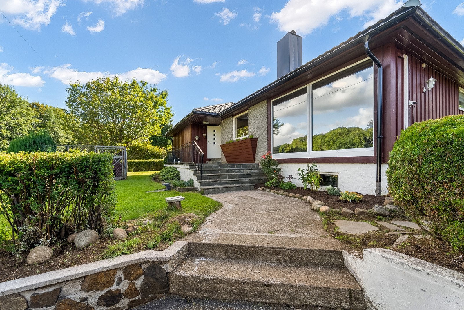 Pent opparbeidet uteområde med beplantning og støpte partier. Galleribilde