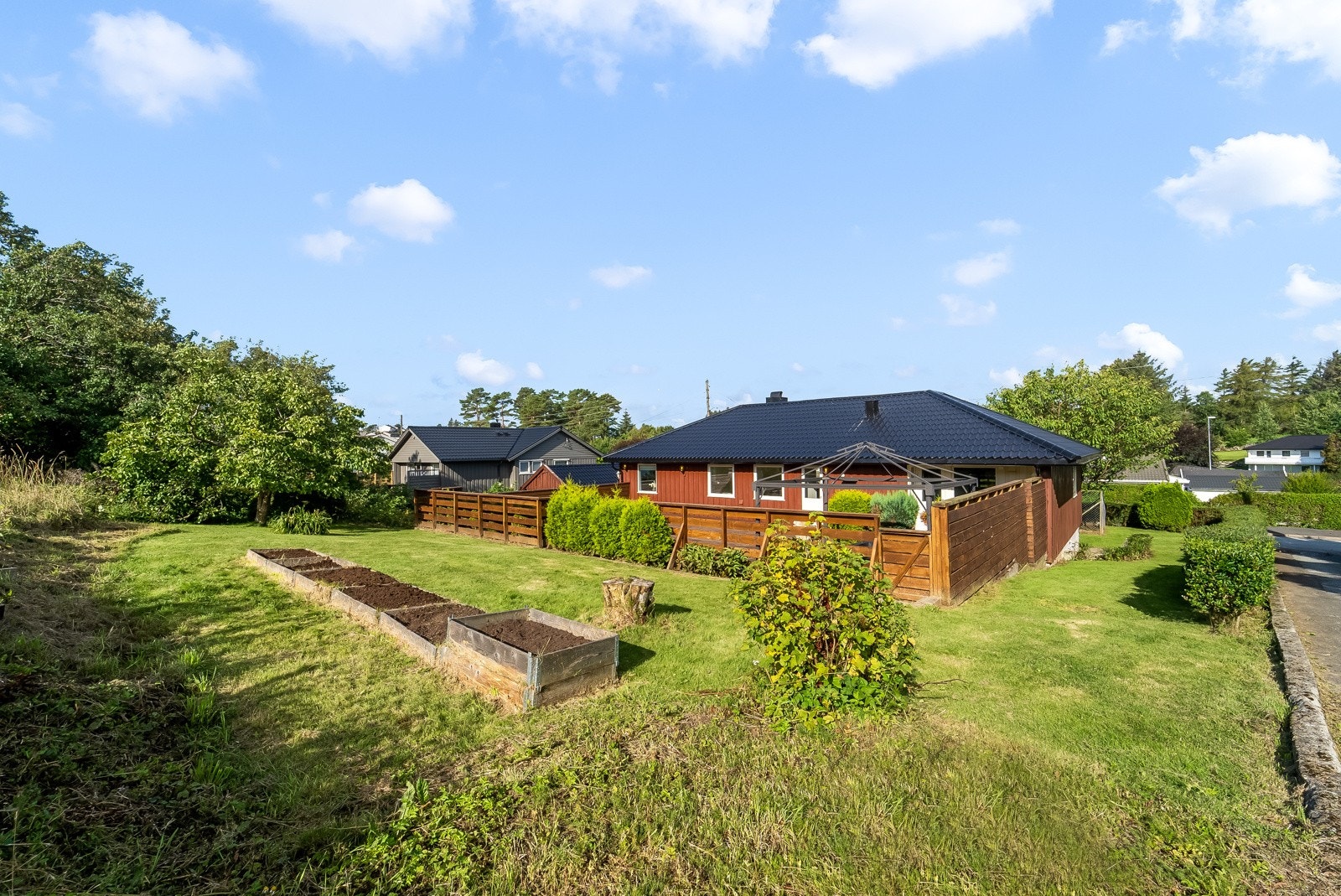 Sentralt plassert enebolig på solrik tomt med stor terrasse i bakkant. Galleribilde