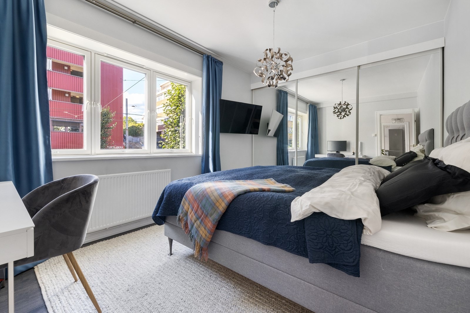 Vakkert hovedsoverom med gode muligheter for møblering Galleribilde