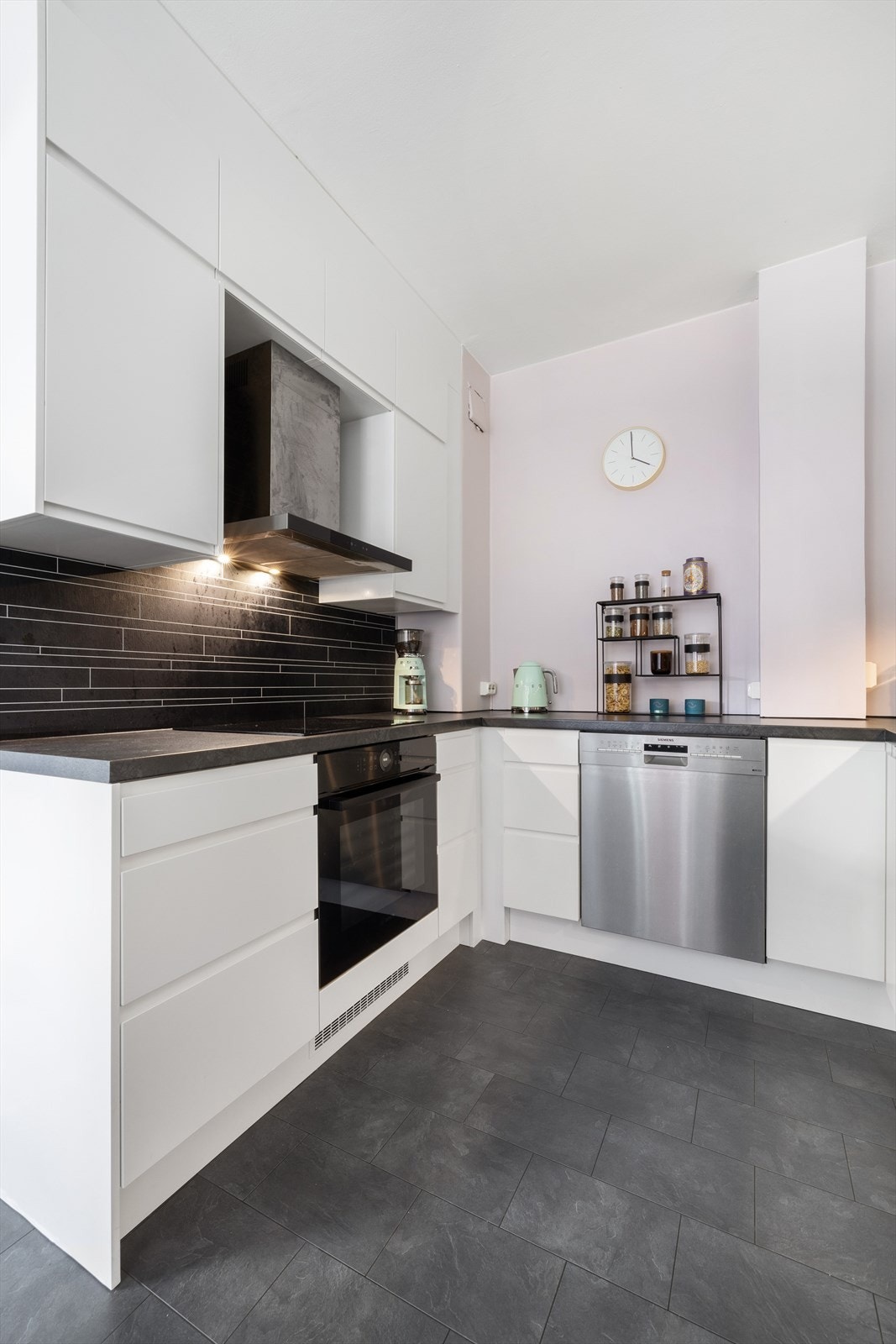 - Kjøkkenet er stilfullt og moderne samt praktisk designet med god lagringsplass - Galleribilde