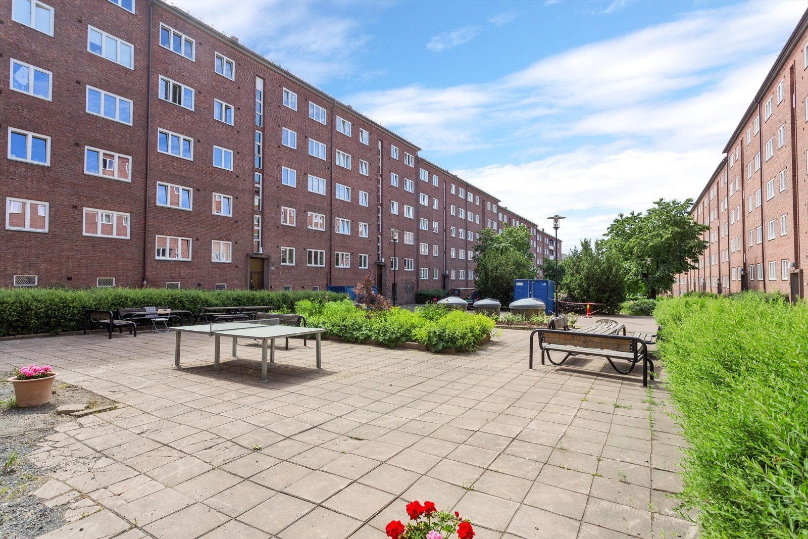 - Idylliske bakgård som fremstår som en liten park. Her kan du finne tønnegrill til fri benyttelse, samt koselig sittegrupper - Galleribilde