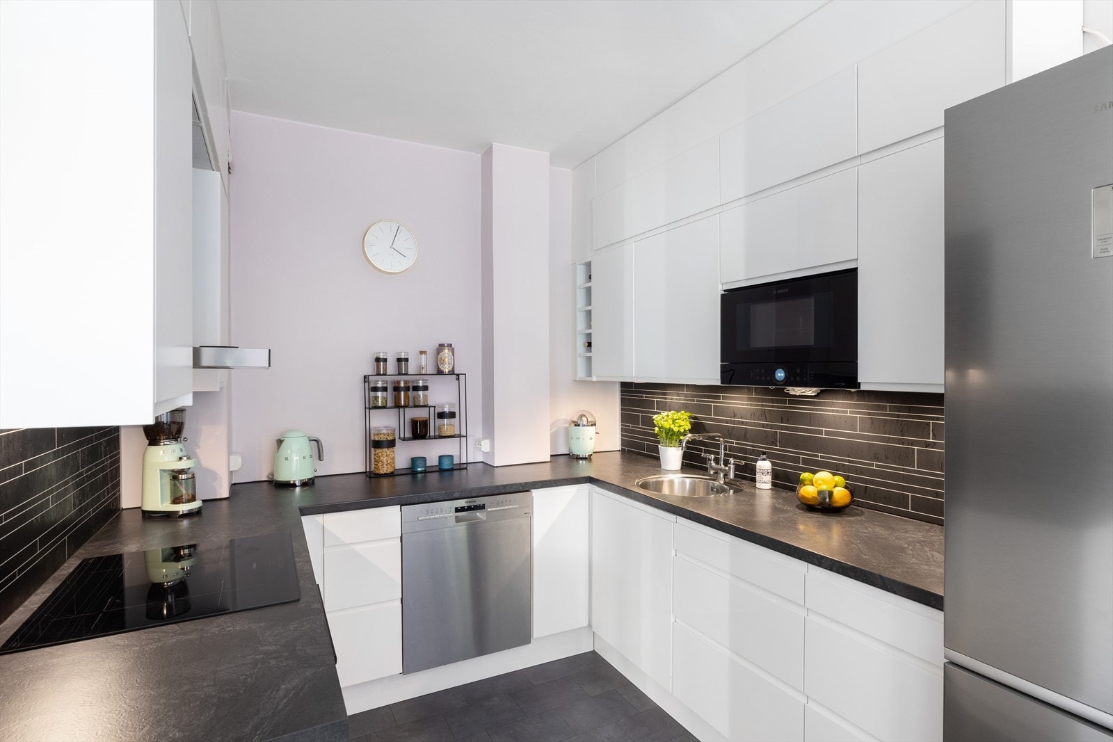 - Lys og moderne kjøkkeninnredning fra 2020 - Galleribilde