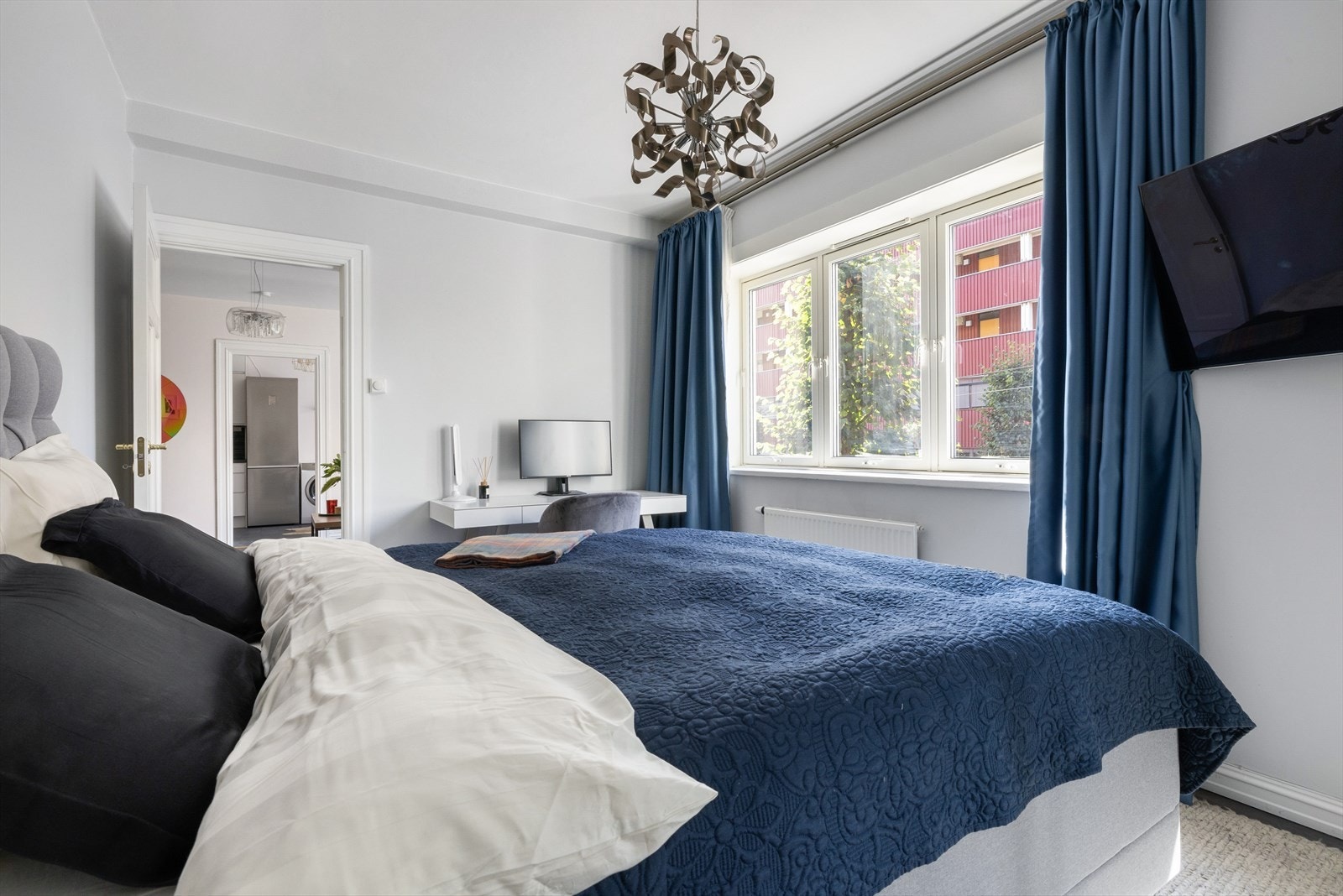 - Soverom oppleves som lyst og romslig. Det er god plass til skrivebord eller annet du måtte ønske for å utvide bruken av rommet - Galleribilde