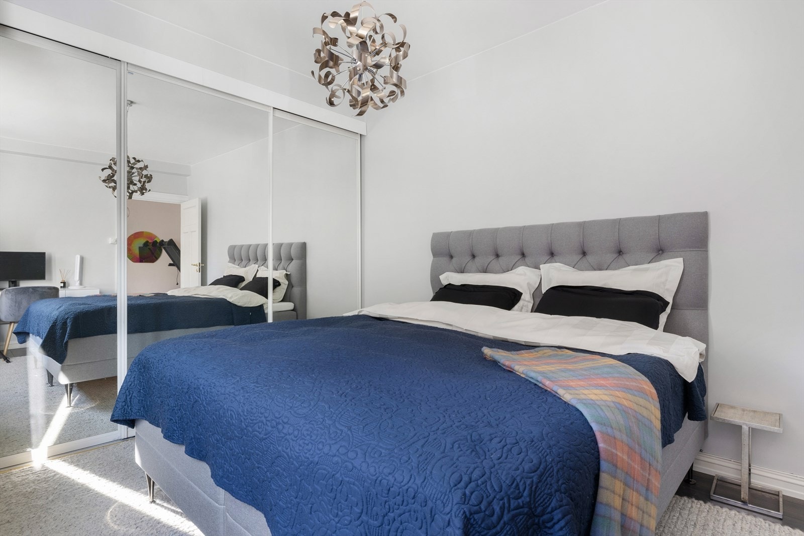 - Behagelig stort soverom med plass til stor seng og nattbord. Garderobeskap med praktisk innredning medfølger - Galleribilde