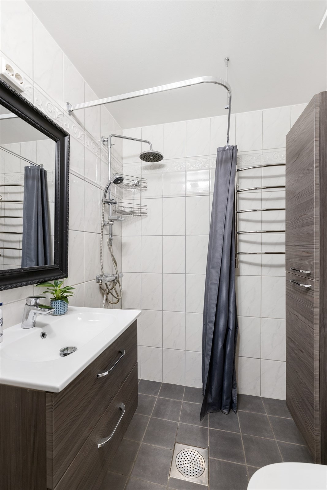 - Badet ble pusset opp i regi av borettslaget i 2001, oppgradert men ny innredning i 2019 - Galleribilde