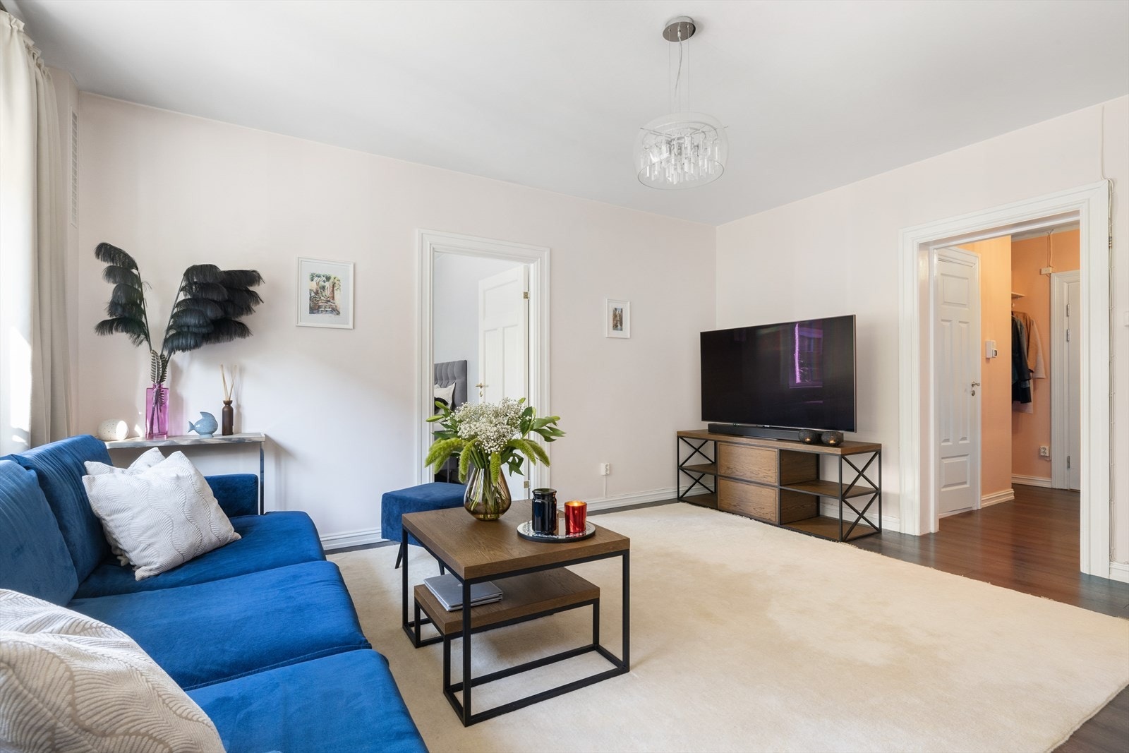 - Stuen har god plass til sofagruppe med tilhørende møblement - Galleribilde