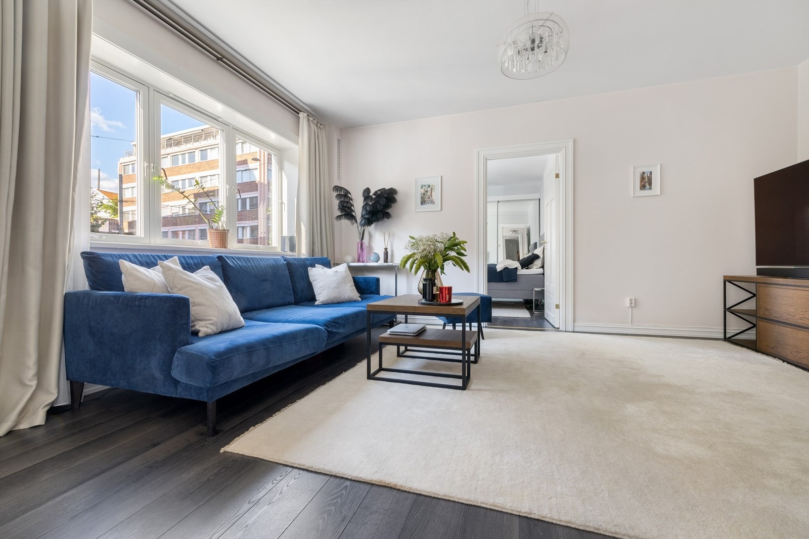 - Leiligheten byr på en flott beliggenhet med nærhet til alt av ønskelige servicetilbud, som Kiwi og Rema 1000 rett over veien - Galleribilde