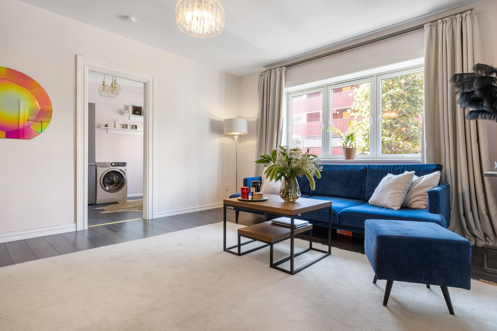 - Boligen har fine fargevalg og godt med lys fra vindusflatene - Galleribilde