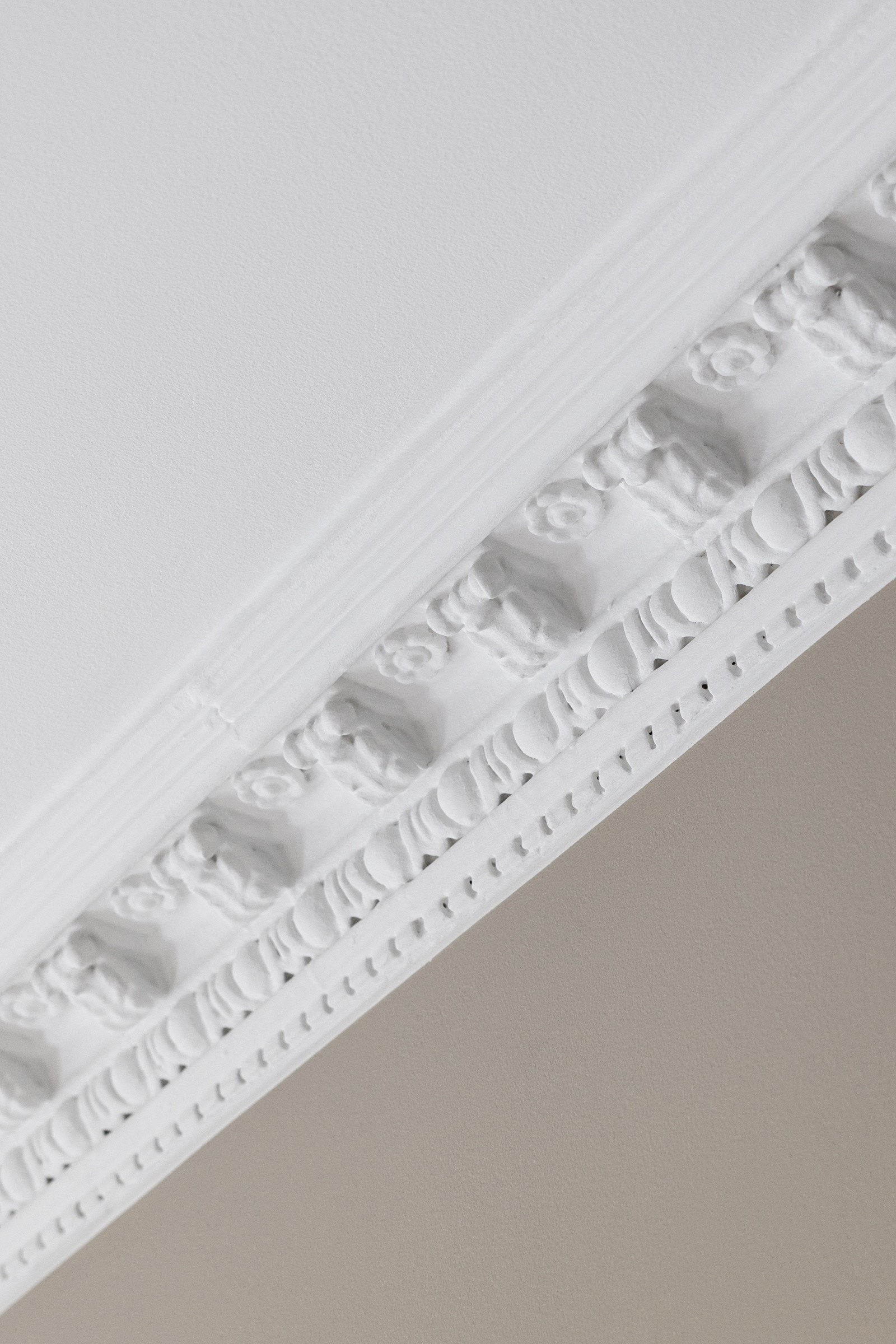 Klassiske detaljer som stukkatur og rosett i tak. Galleribilde