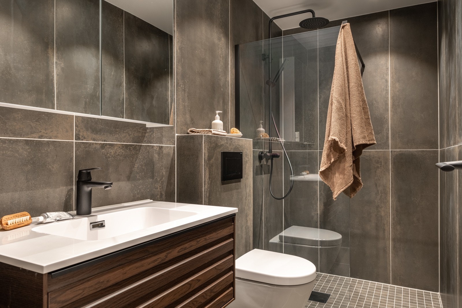 Moderne, helfliset baderom fra 2023 med dokumentasjon fra utførende håndverker. Galleribilde