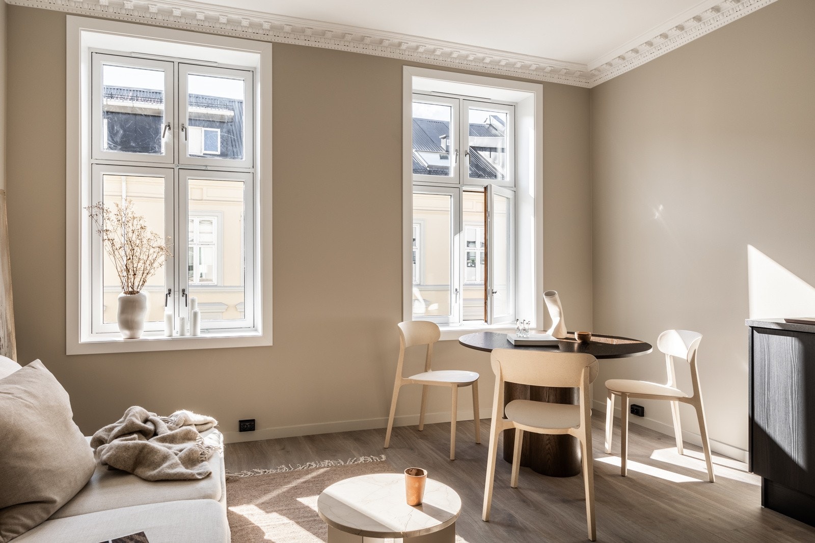 Leiligheten har store, klassiske vindusflater som slipper inn mye naturlig lys. Galleribilde