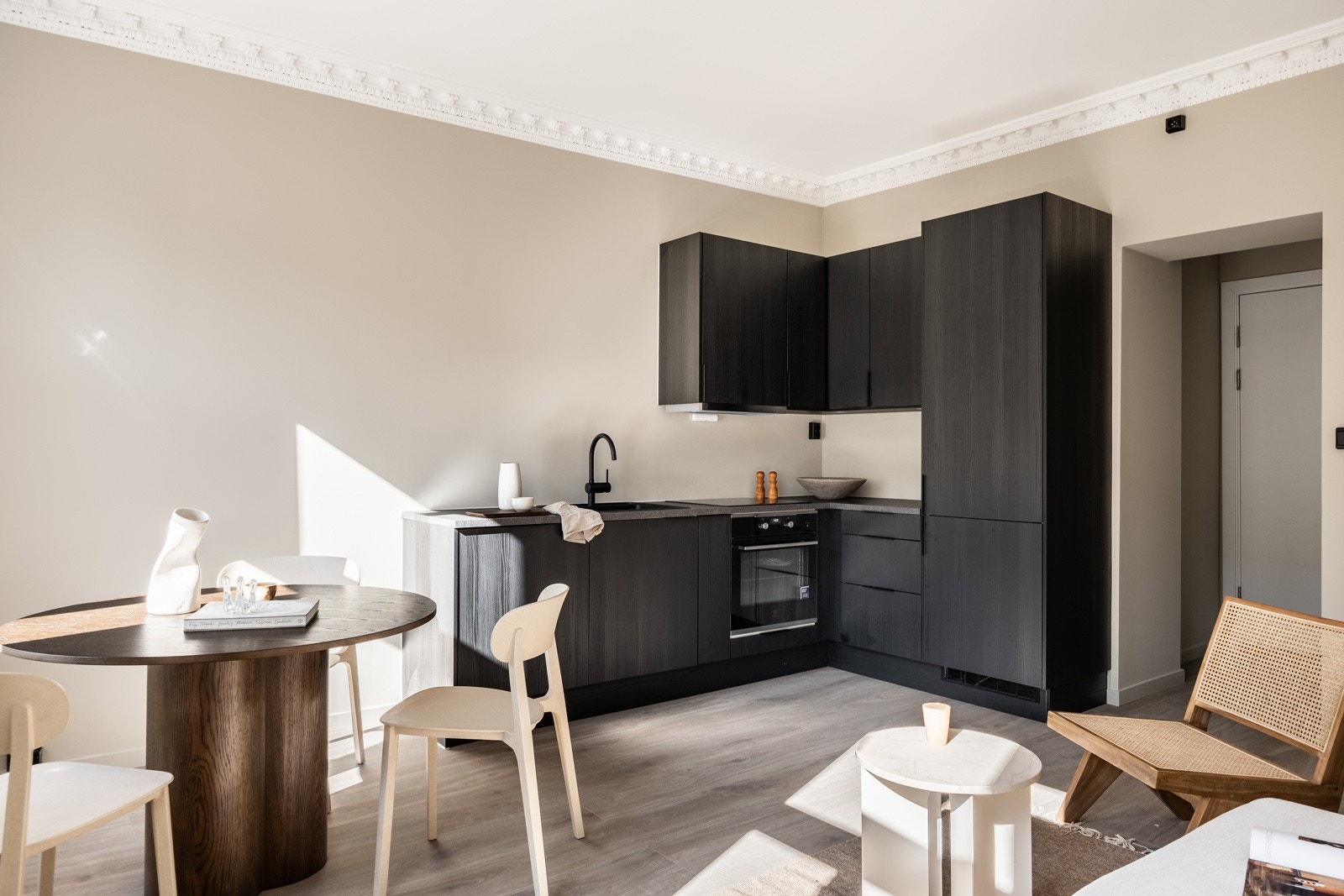 Lekkert, HTH kjøkkeninnredning fra 2023 med laminert benkeplate. Galleribilde