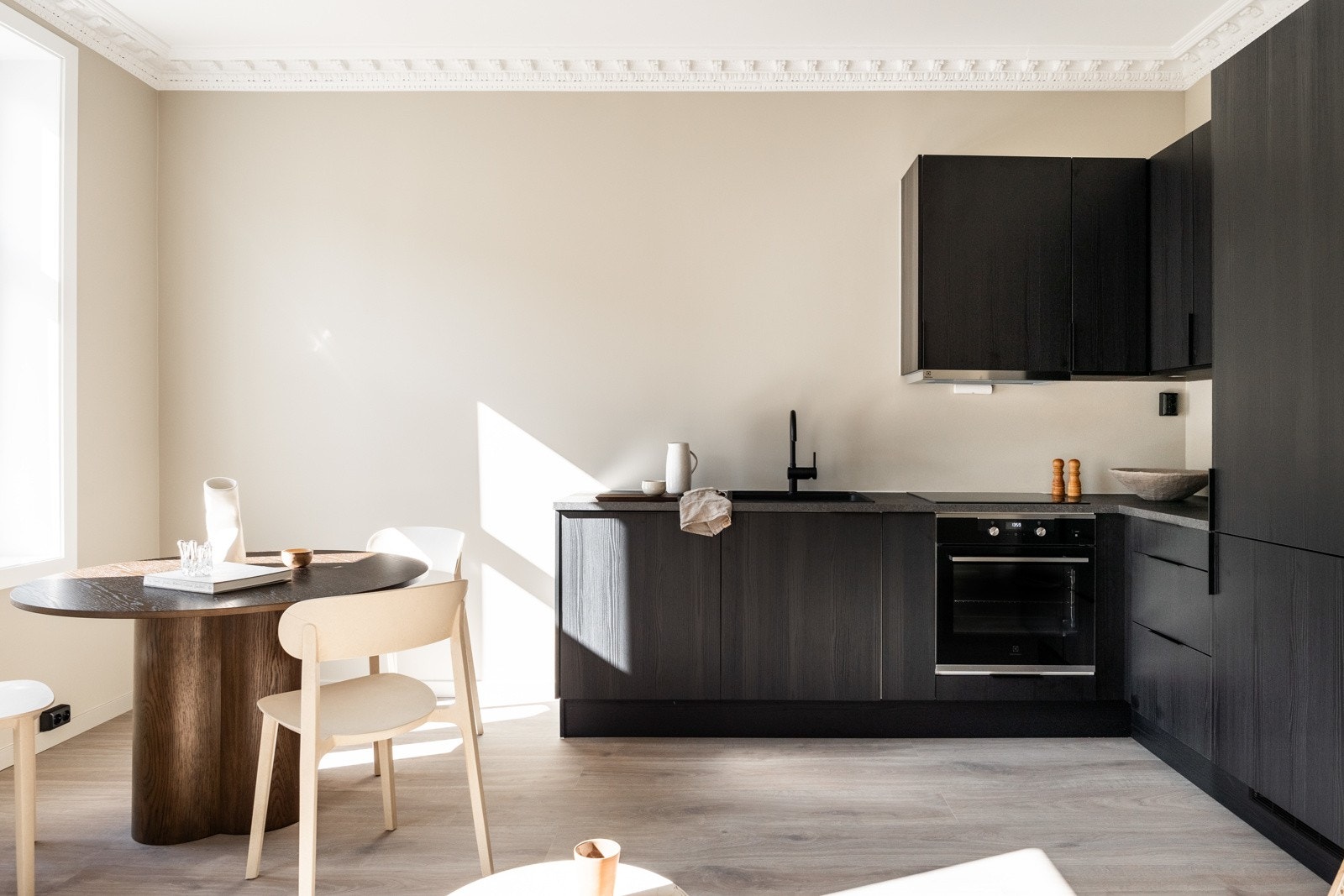 Leiligheten har en praktisk planløsning med åpen kjøkkenløsning mot stue. Galleribilde