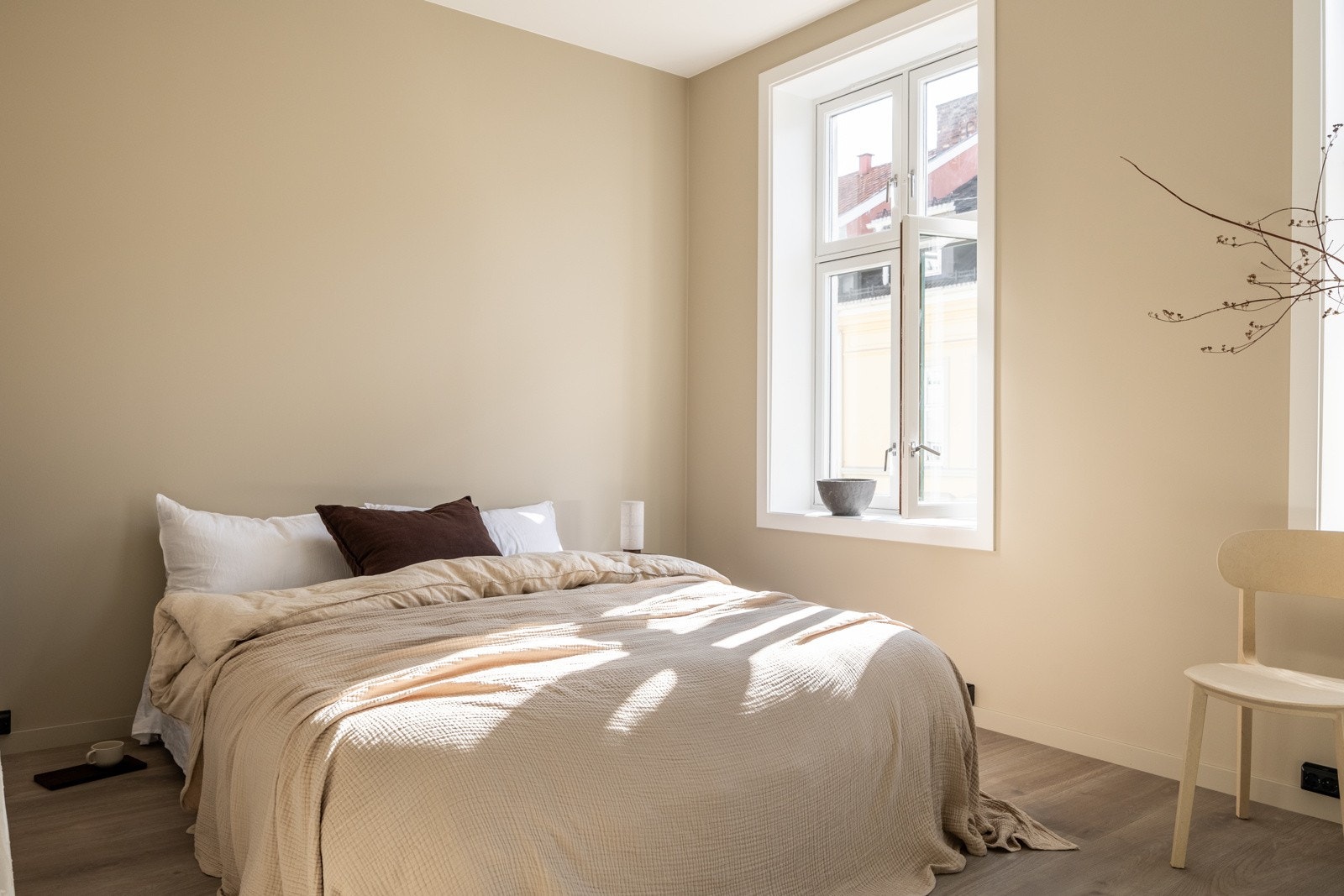 Leiligheten har to store soverom med innebygde skyvedørsgarderober. Galleribilde