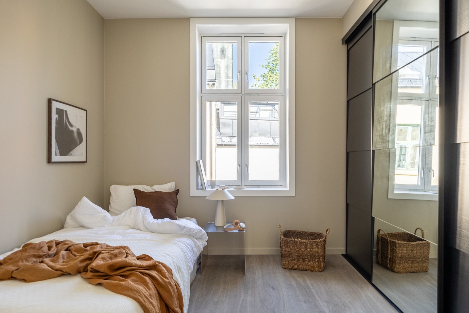 Leilighetens andre soverom med innebygd skyvedørsgarderobe. Galleribilde