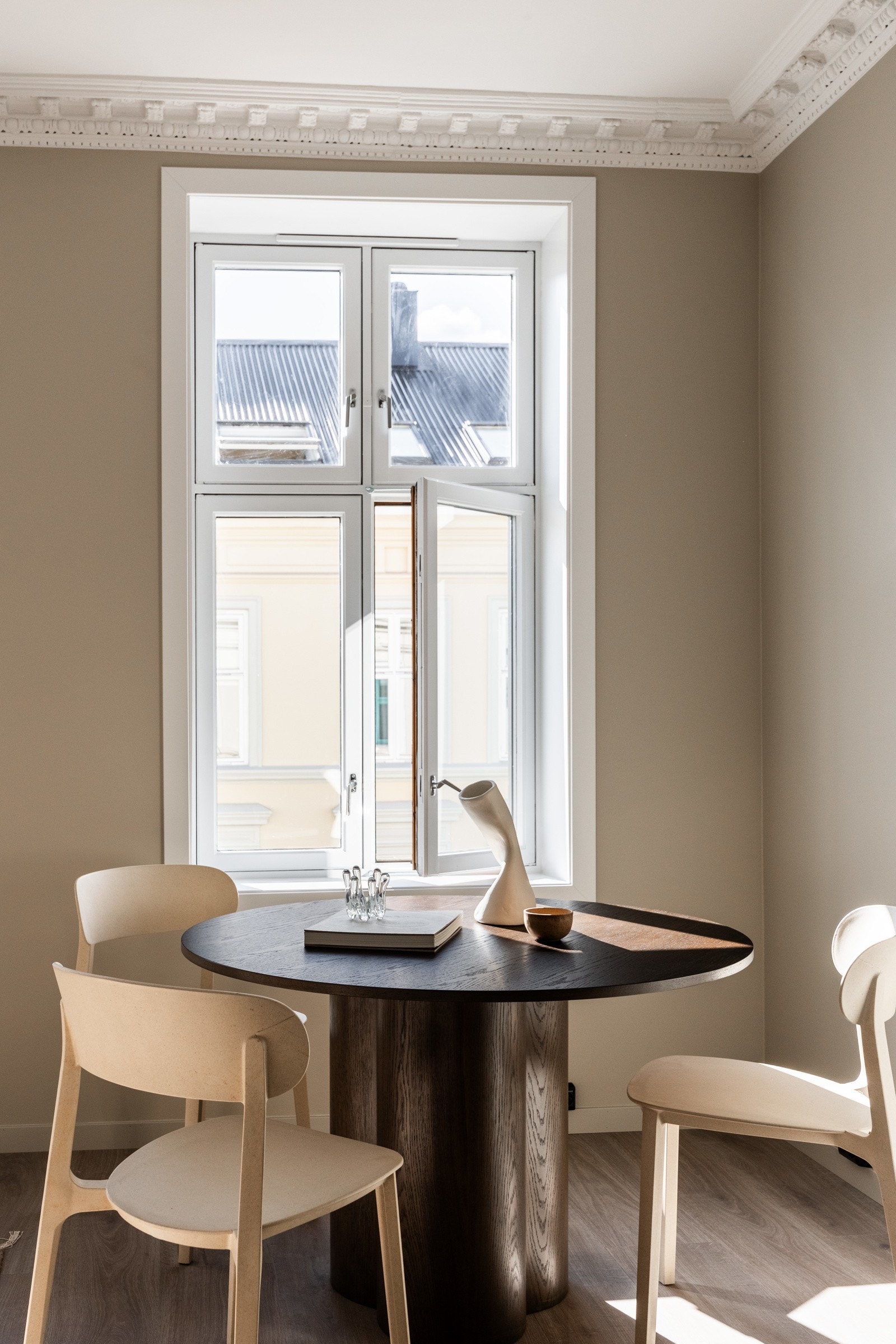 Alle veggflater i leiligheten har nylig blitt malt i tidsriktige farger. Galleribilde