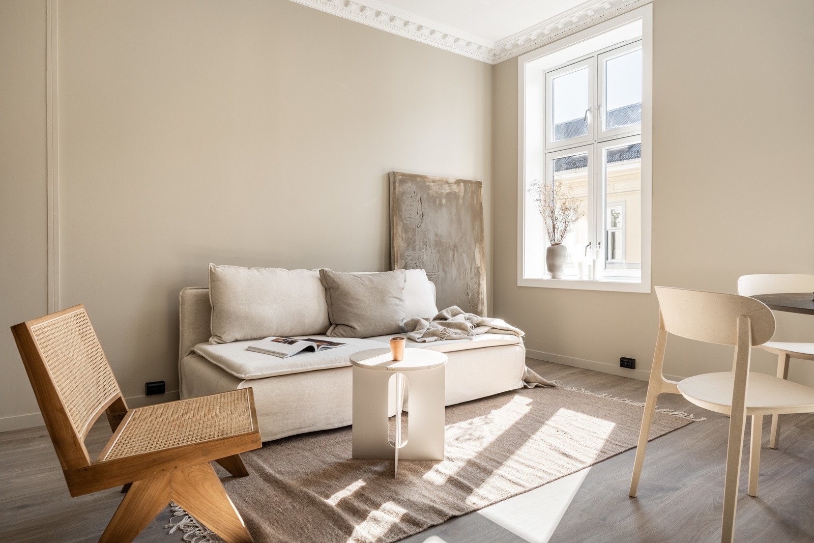 Leiligheten er belagt med laminat i alle rom og har glatte laminerte innerdører fra 2023. Galleribilde