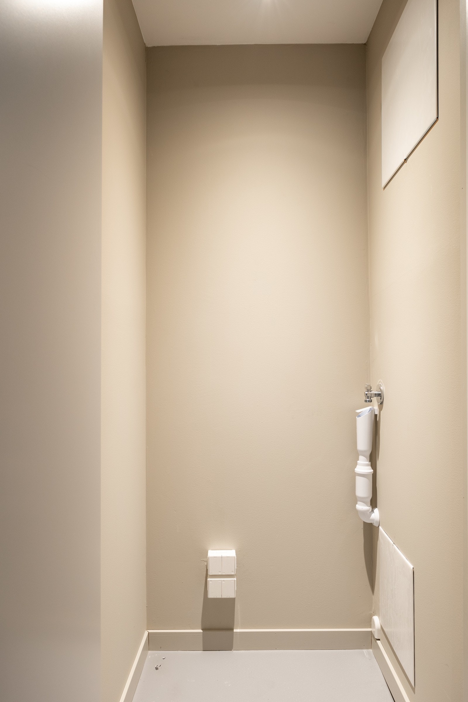 Praktisk vaskerom med opplegg for vaskemaskin. Galleribilde