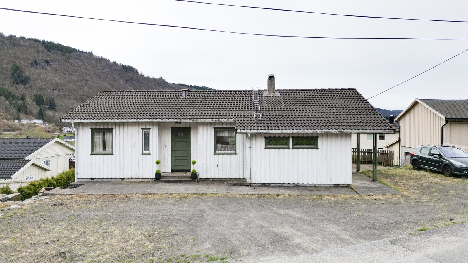 Gruset tun på bakside Galleribilde