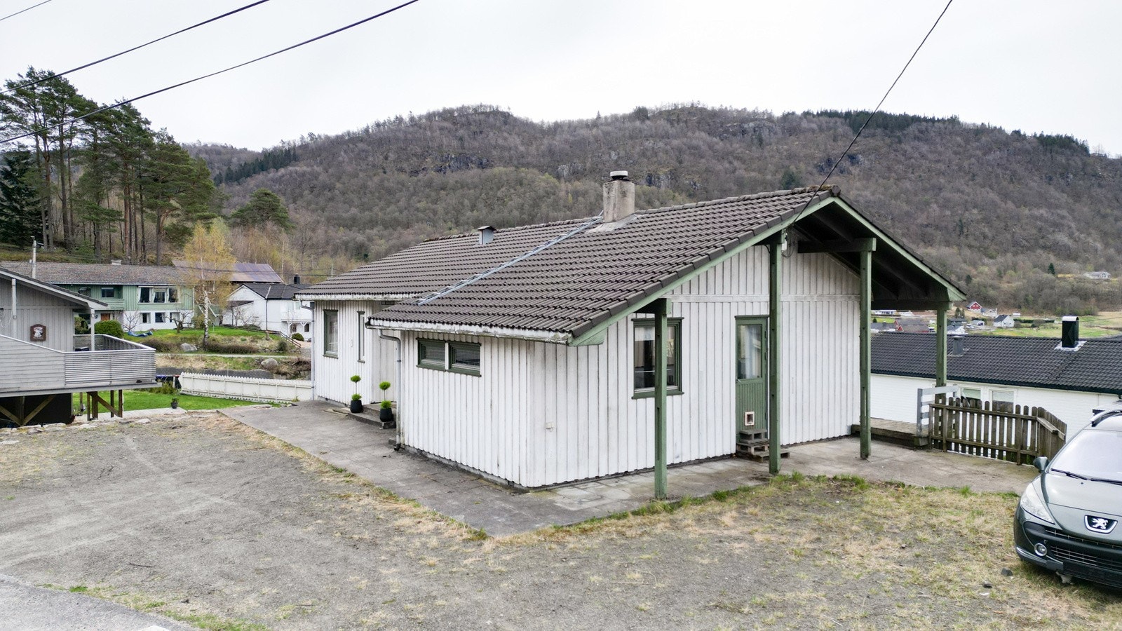 Enebolig - gruset tun Galleribilde