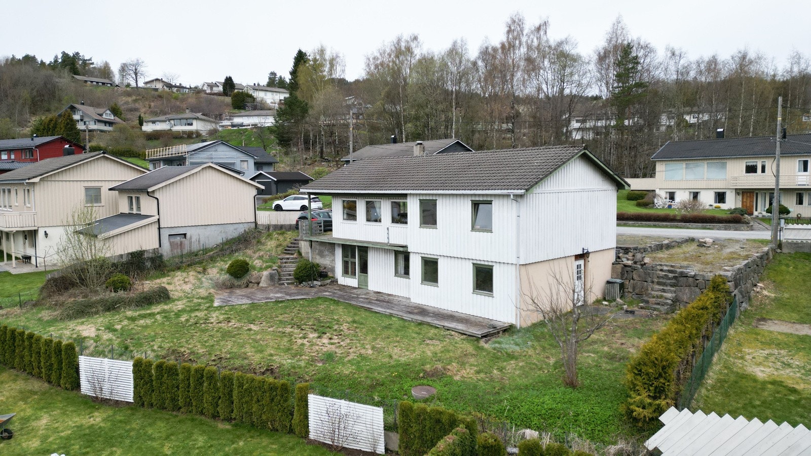 Enebolig med hage rundt Galleribilde