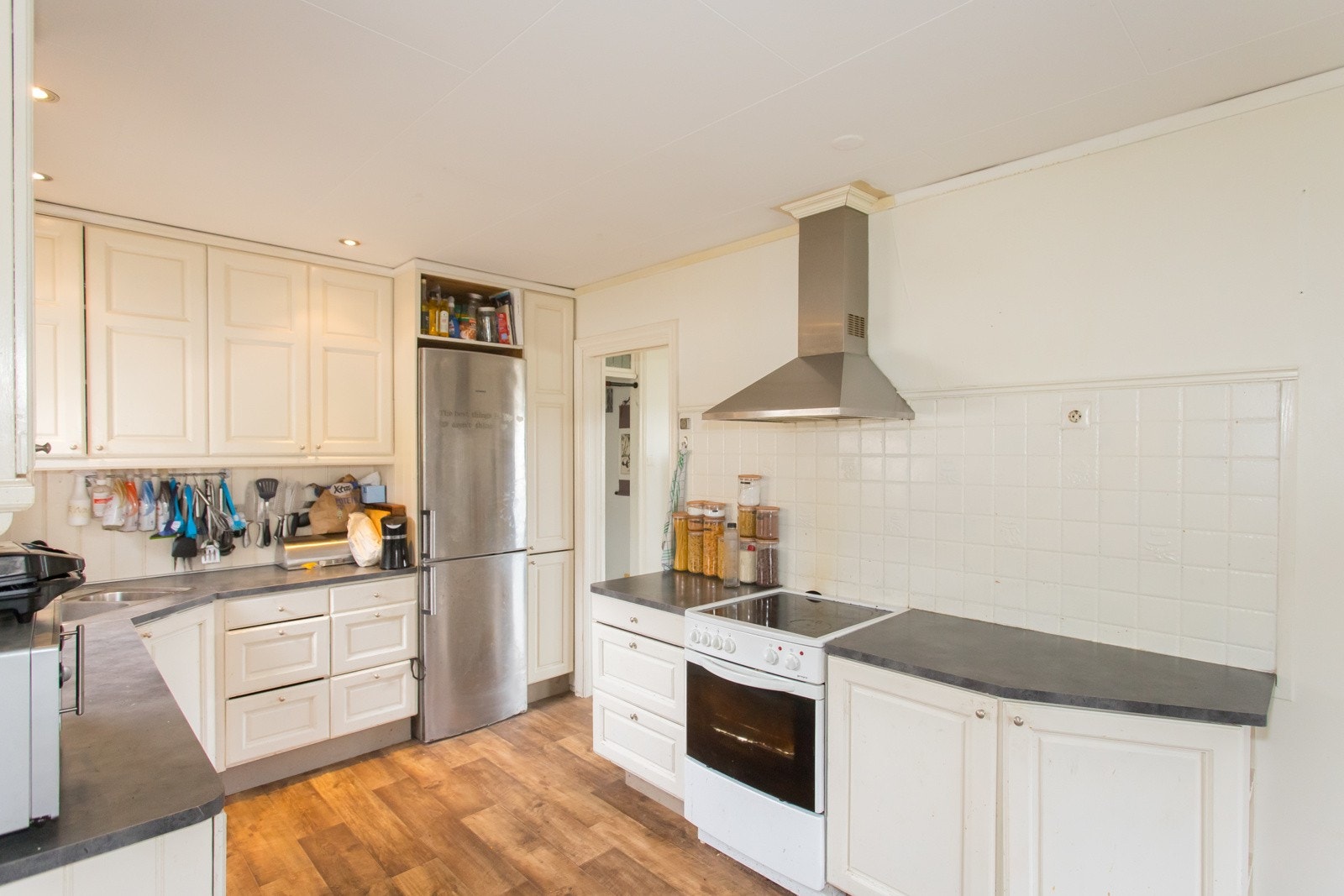 Kjøkken - nyere benkeplate Galleribilde