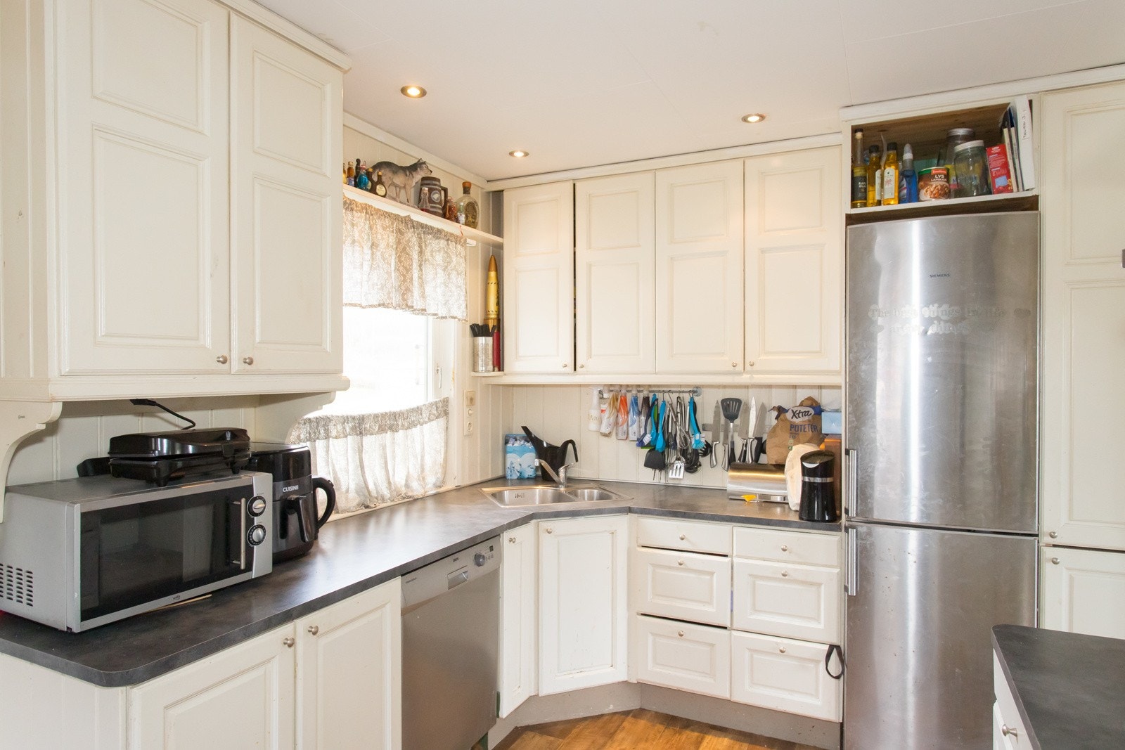 Kjøkken - hvitevarer medfølger som forevist Galleribilde