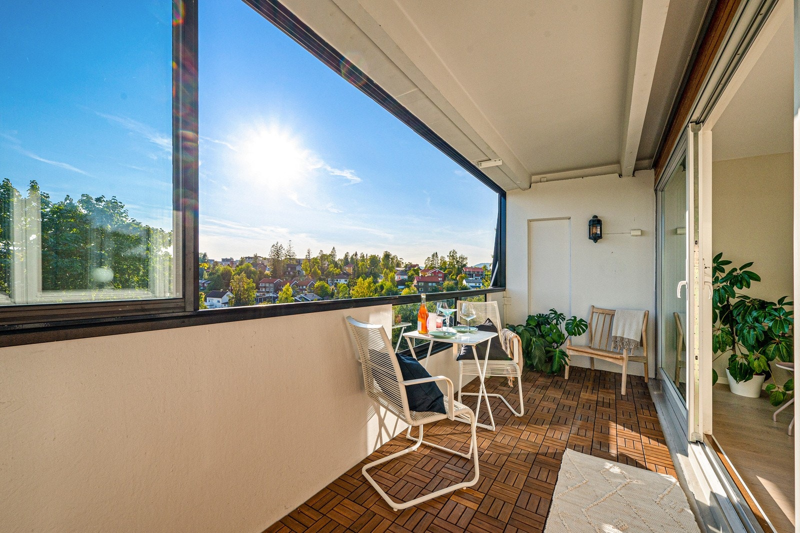 Balkongen er på hele 10 kvm og er vendt slik at du har svært lite innsyn, samtidig som du kan nyte solen fra formiddagen til kvelden. Galleribilde