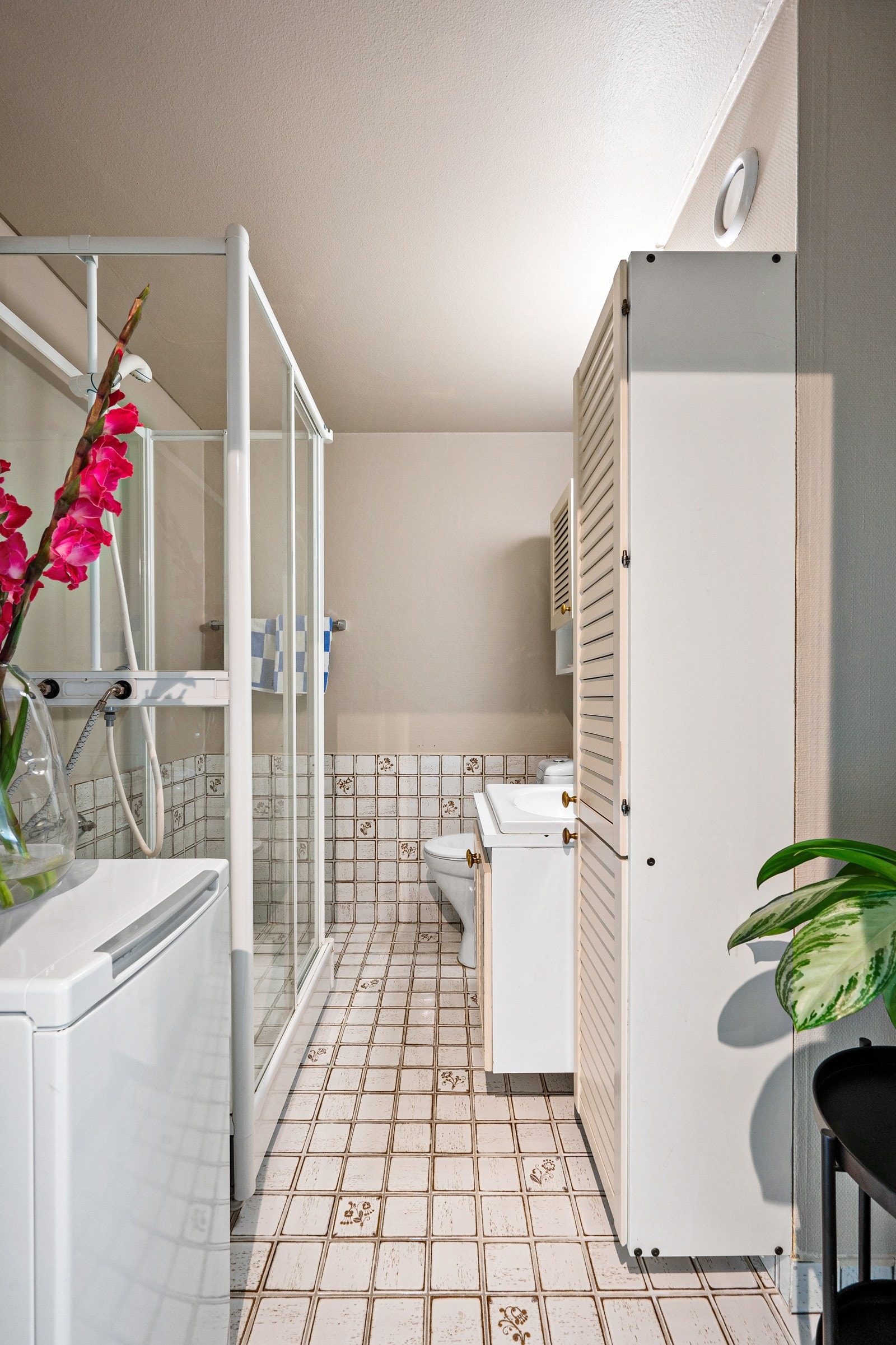 Romslig bad med plass til både tørketrommel og vaskemaskin. Galleribilde