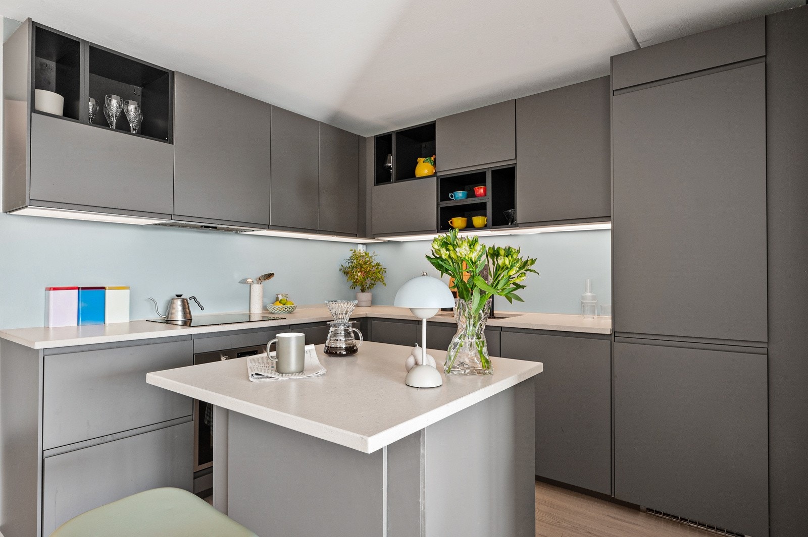 Kjøkkenet er praktisk plassert i den ene enden av stuen, hvor du har kjøkkeninnredning med svært god skap- og benkeplass. Galleribilde