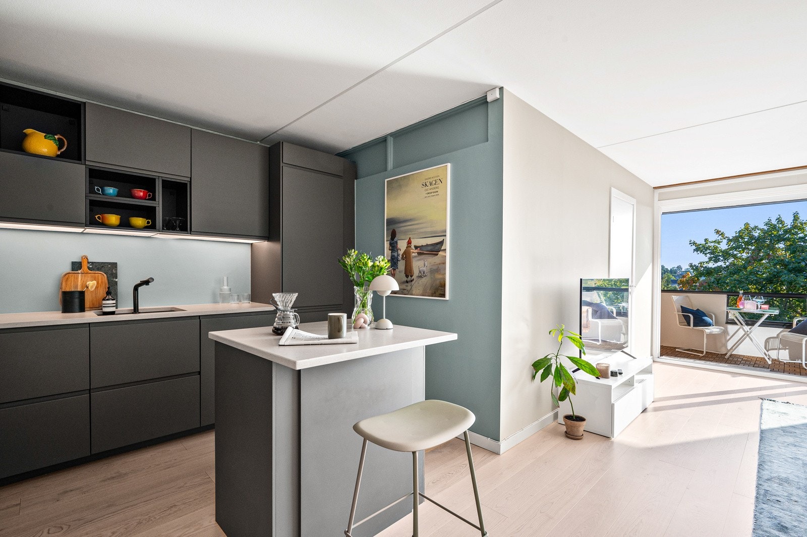 Kjøkkenet og hvitevarene ble satt i 2020 hvor du har innredning med malte fronter, kvarts benkeplate fra Nerostein og integrerte hvitevarer. Waterguard og komfyrvakt er montert. Galleribilde