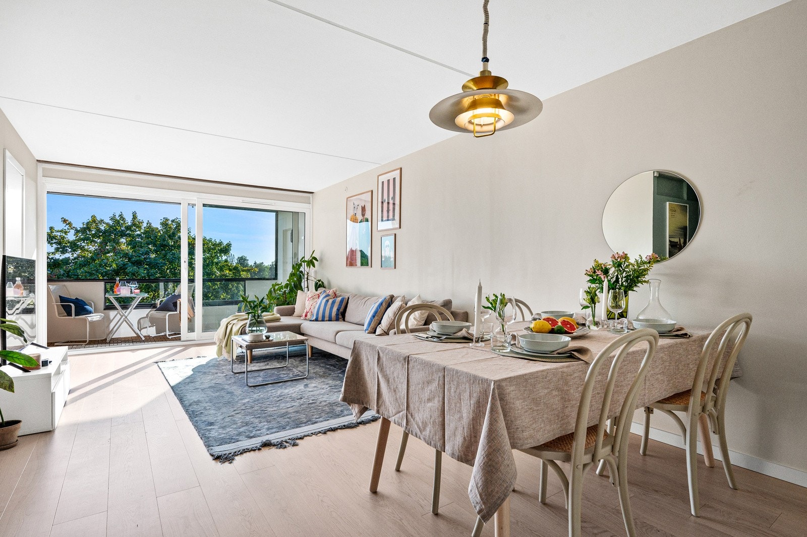 Med sin smarte utforming og gode størrelse, kan du møblere i flere soner, hvor du har plass til både tv- og sofagruppe, samt stort spisebord med stoler Galleribilde