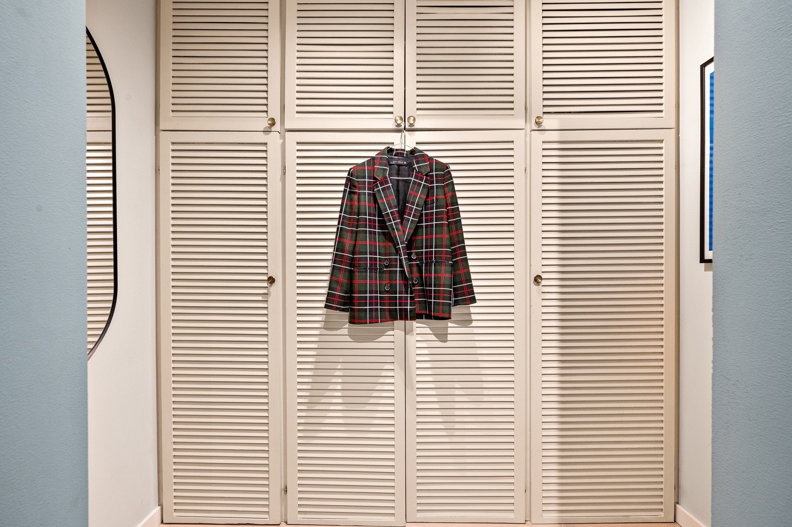 I tilknytning til entréen har du et fint omkledningsrom med store garderobeskap som gir deg masse plass til oppbevaring. Galleribilde