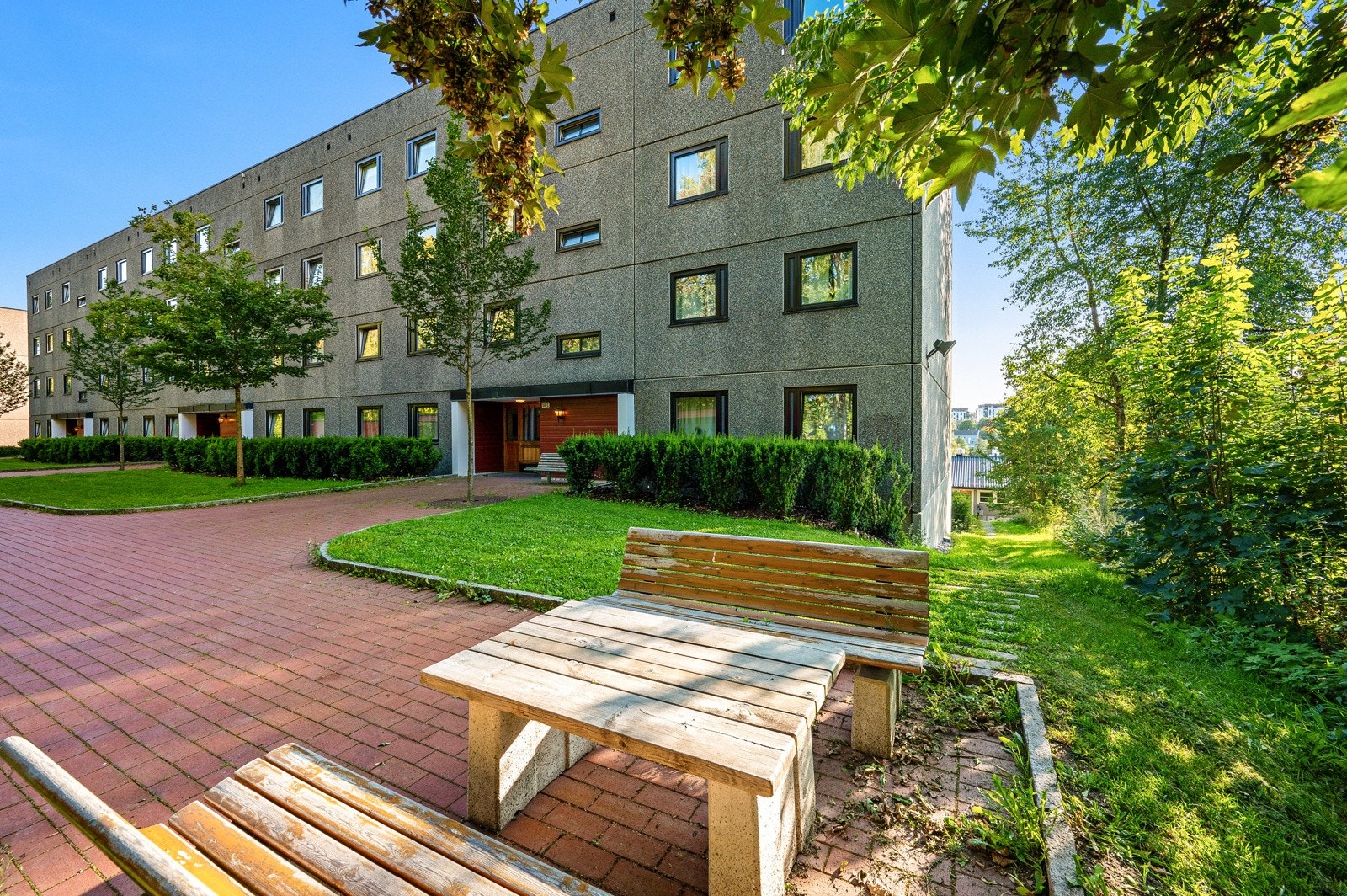 Borettslaget har flere sittegrupper, samt grillplass. Galleribilde