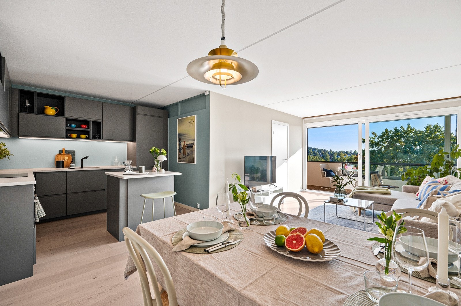 Stuen har en svært fin størrelse og hyggelig atmosfære hvor du har store vindusflater som slipper inn rikelig med naturlig lys Galleribilde